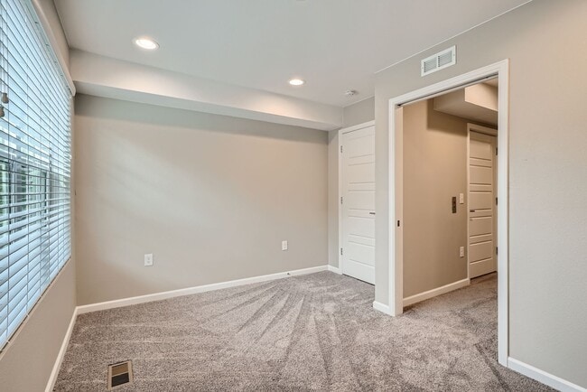 Building Photo - Accessible Townhome near Edgewater!