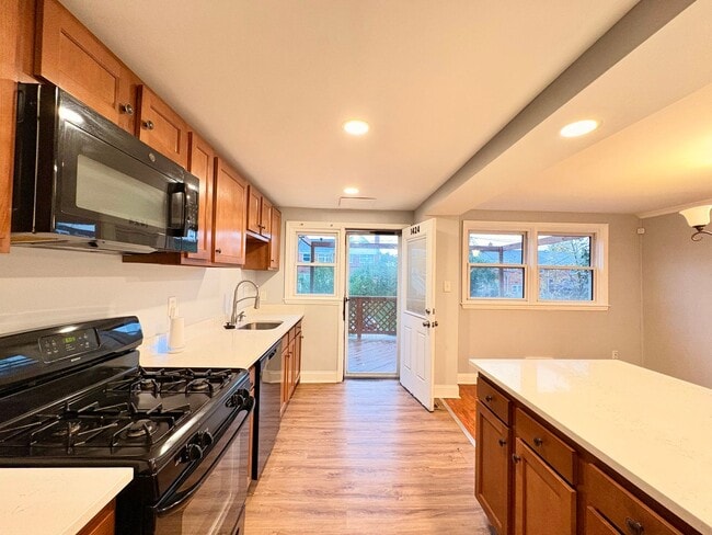 Building Photo - Spacious Townhome with Updated Kitchen & P...