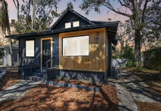 Building Photo - Housing Voucher Accepted: Charming 4-Bedroom Home in Saint Petersburg