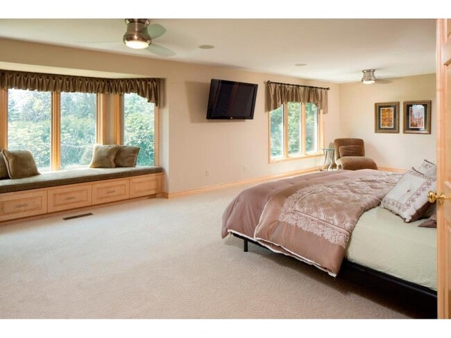 Building Photo - 1215 Oakview Rd