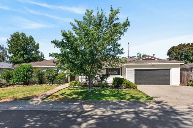 Building Photo - Spacious 4-Bed Oasis with 2 Full Baths