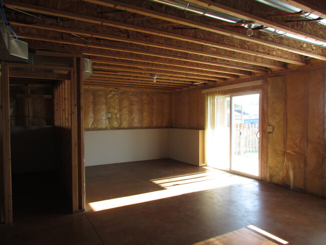 Building Photo - 2 BEDROOM | 2 BATH | DOUBLE CAR GARAGE | R...