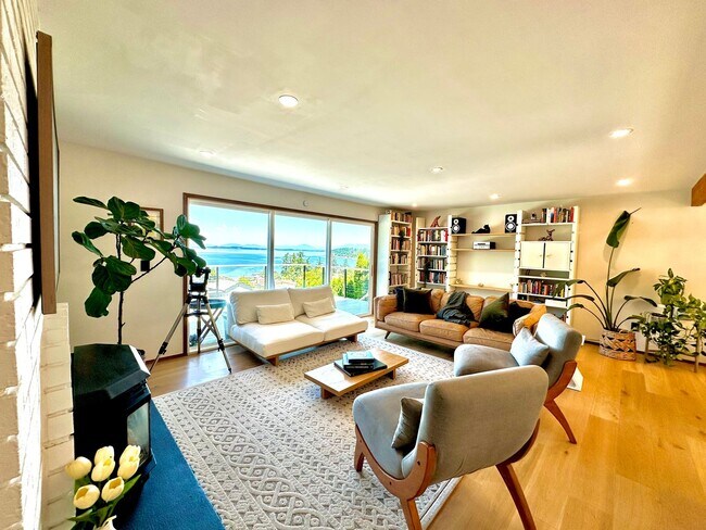Building Photo - Rental with Views of Utsalady Bay and Mt B...