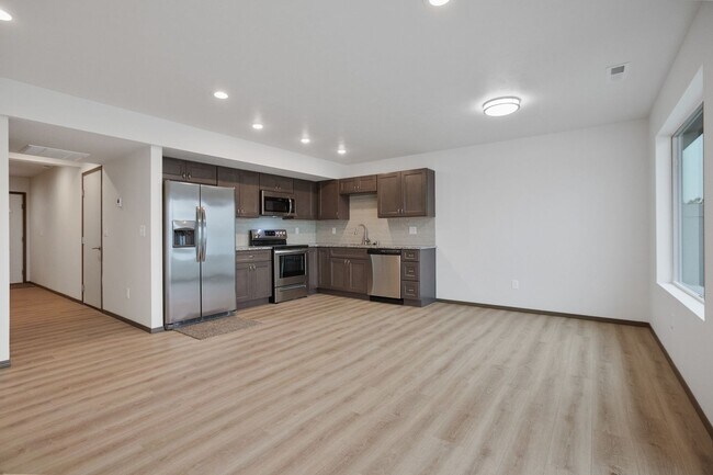 Building Photo - 3 bedroom 2.5 bathroom End Unit Modern Tow...