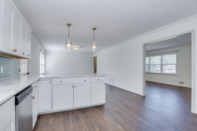 Building Photo - Southern Charm Brick Ranch Home