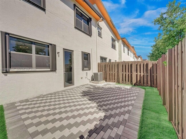 Building Photo - 10500 NW 78th Terrace