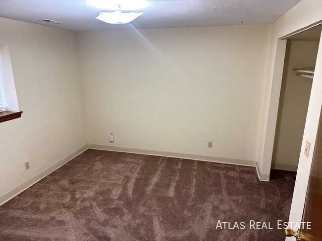 Building Photo - 9415 Brentwood St