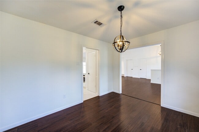 Building Photo - 5930 Miller Valley Dr