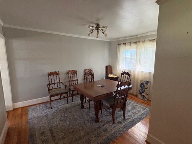 Building Photo - Fully furnished house on the outskirts of town.