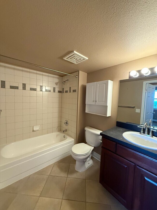 Building Photo - Spacious 1bd/1ba TOP FLOOR CONDO! Availabl...