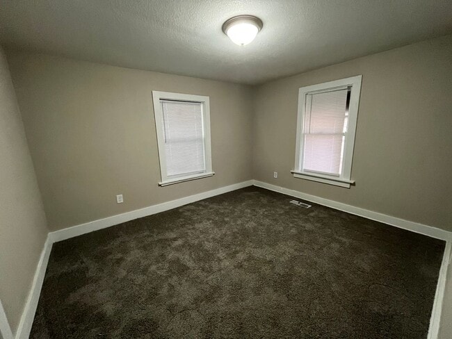Building Photo - 3 Bed/1 bath home with 2 car garage for rent!