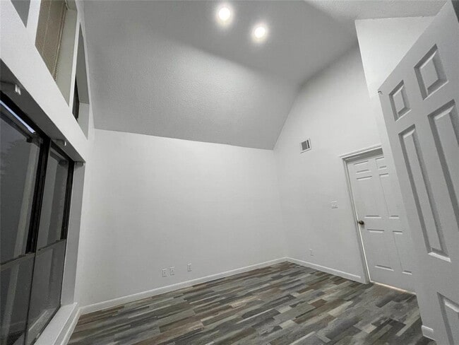 Building Photo - 2027 Woodland Dr