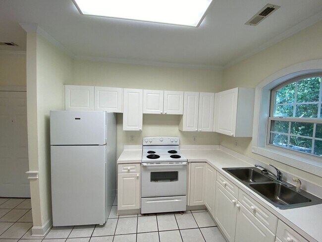 Building Photo - Pristine move in ready Condo located in He...