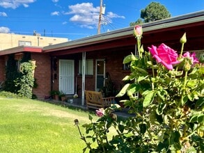 Building Photo - quiet triplex Near   UNM's  medical/law campus
