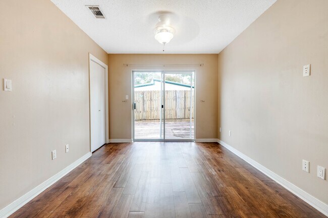 Building Photo - 2060 Cambridge Cir