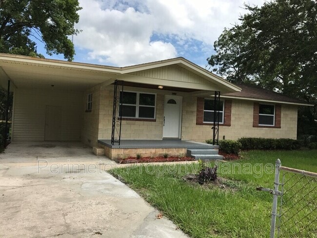 Primary Photo - 8215 Cir St S