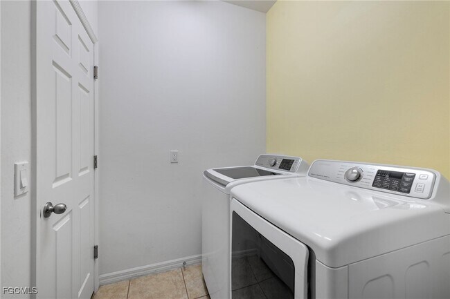 Building Photo - 1322 SW 22nd Ave