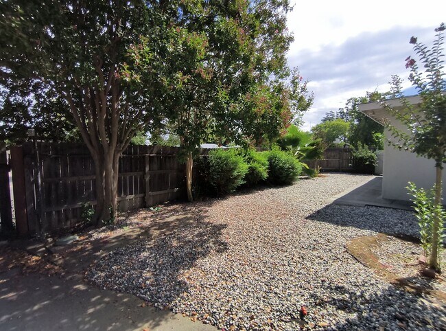 Building Photo - Darling Home on Darlene!