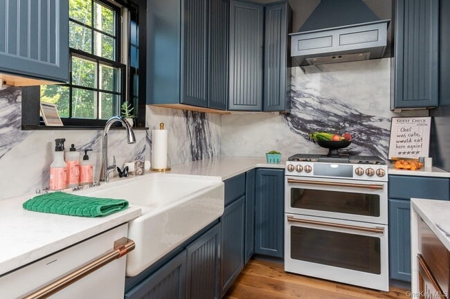 Building Photo - 70 Arshamomaque Ave