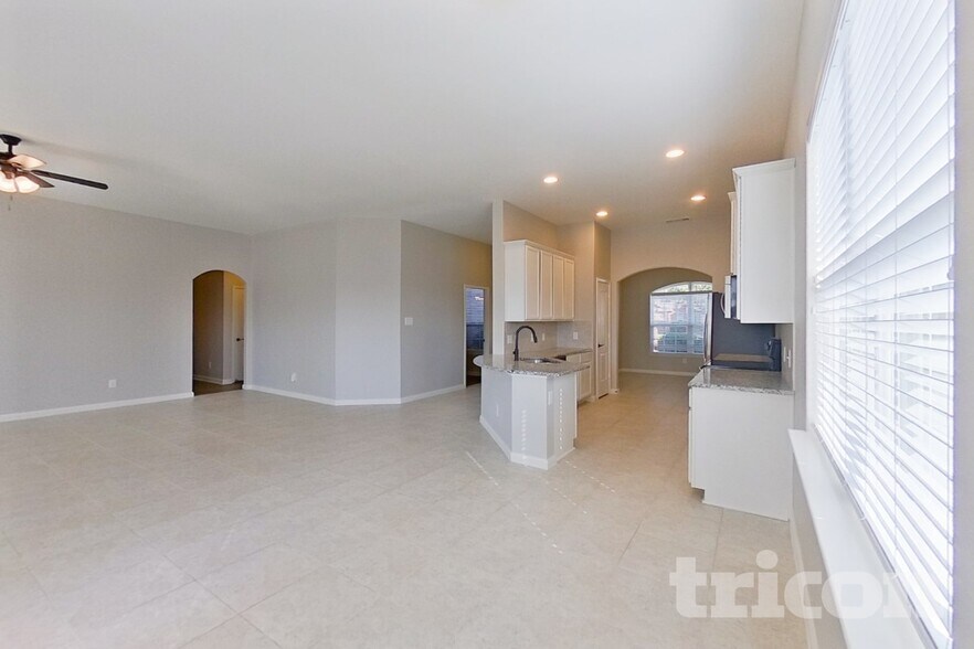 Building Photo - 616 Meadow Springs Dr