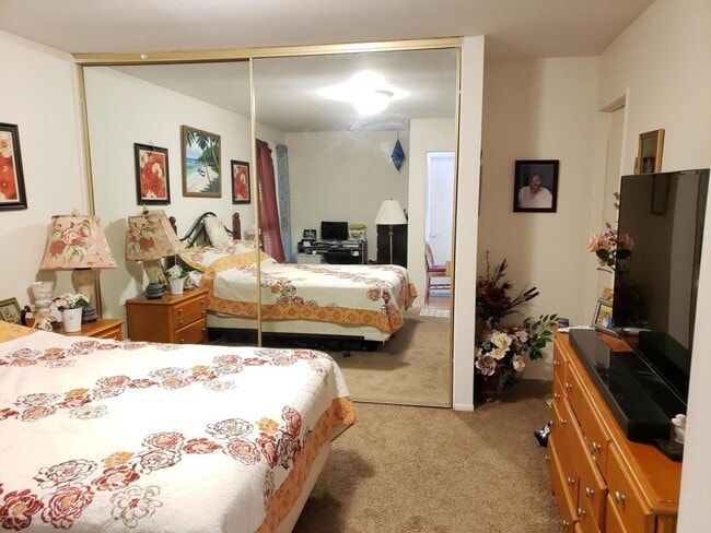 Building Photo - Gorgeous Single Story 3 bedroom Condominium