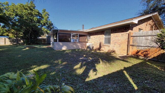 Building Photo - 1223 Redwood Ln