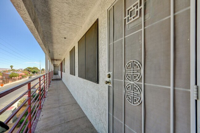 Building Photo - 1381 E University Ave.