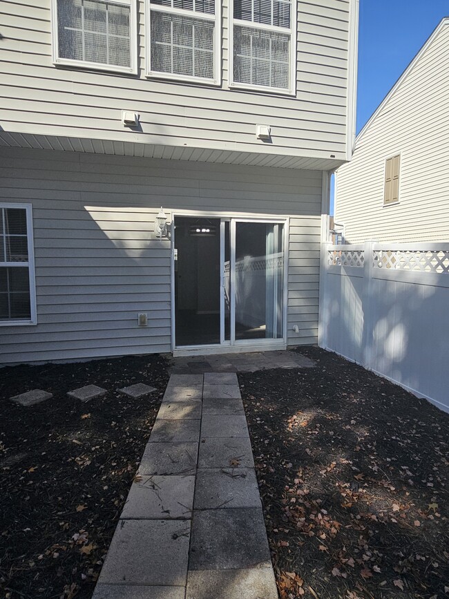 Enclosed back yard - outside storage - 5341 Glen Canyon Rd