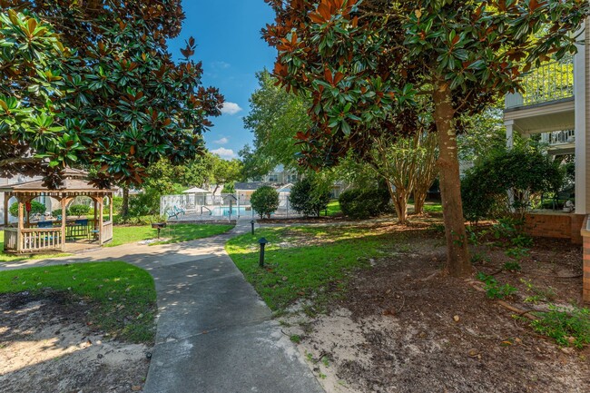 Building Photo - 2 Bedroom Apartment Overlooking Pool