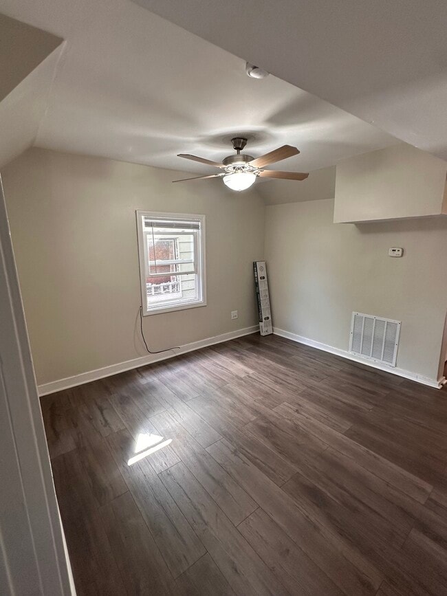 Building Photo - 1030 N Parkside Ave