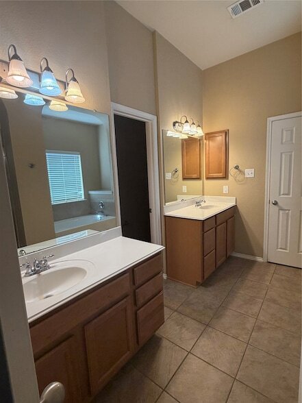Building Photo - 11490 La Grange Dr