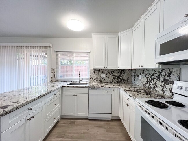 Building Photo - Upgraded 2 Bedroom Condo!!