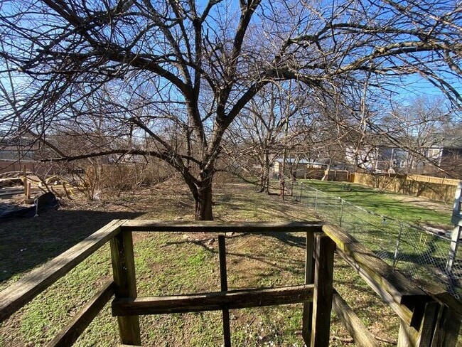 Building Photo - 1 Bedroom Renovated Duplex Unit - Great Lo...