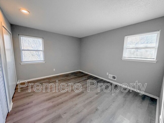 Building Photo - 223 N Oak Dr