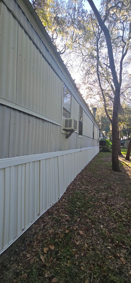 Building Photo - Model: Crown