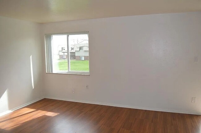 Building Photo - 2 Bed Lakewood Condo for Rent Across the S...