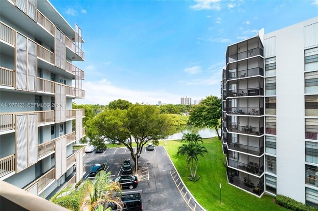 Building Photo - 3401 N Country Club Dr