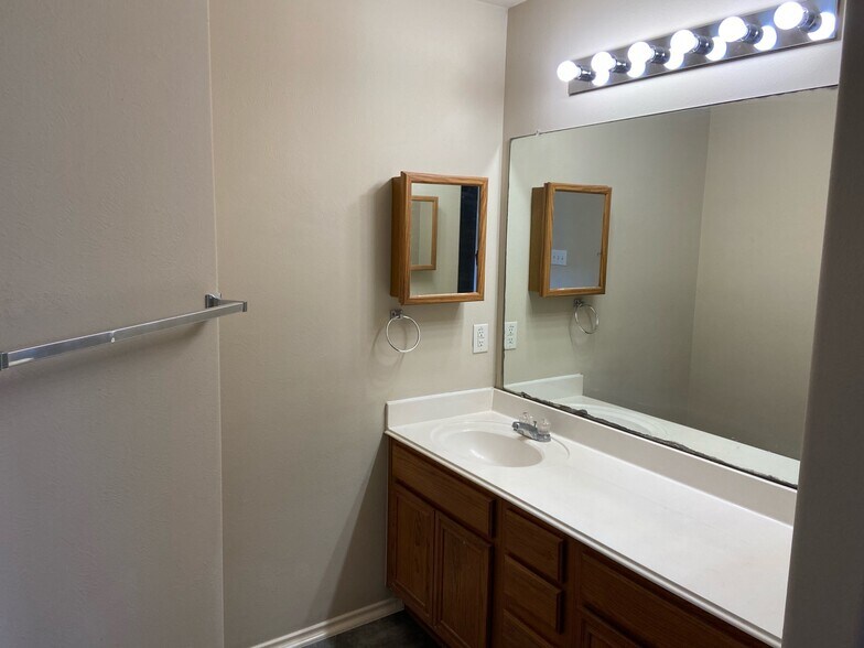 Master bath - 7258 Junco Dr