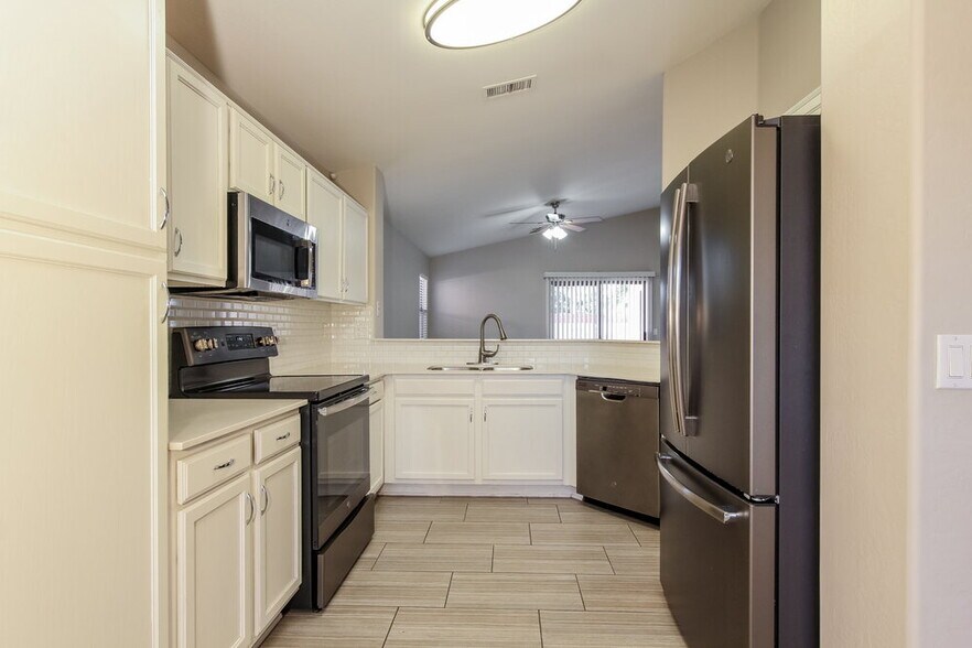 Building Photo - 2525 S 109th Dr