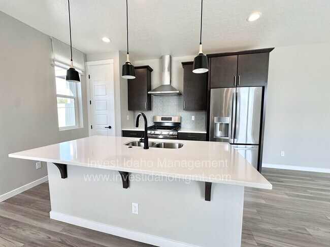 Building Photo - Luxury Living in the Heart of Star, ID – Gated Townhome with High-End Finishes