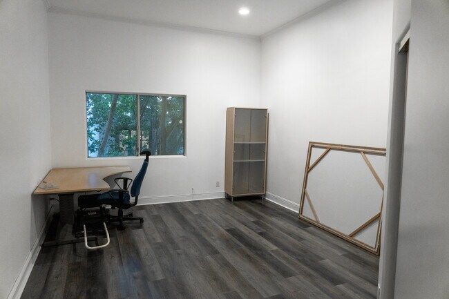 guest bedroom - 840 N Croft Ave