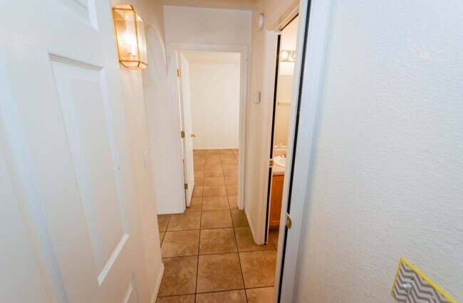 Building Photo - 1083 Desert Oak Pl