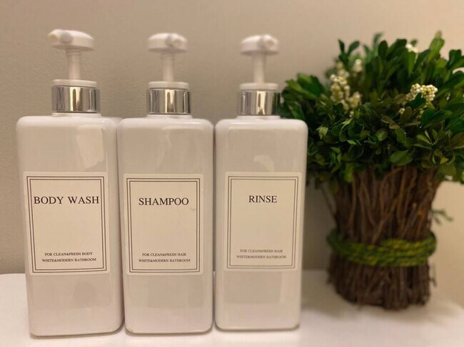 Building Photo - 11423-11425 5 Cedars Rd