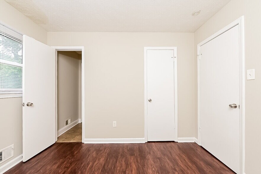 Building Photo - 3074 Menlo Park Dr