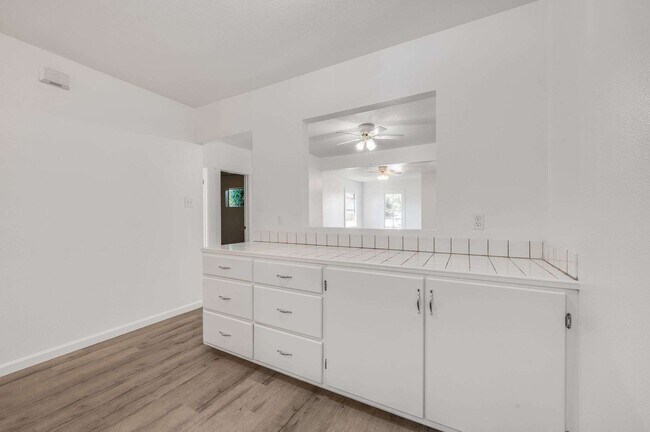 Building Photo - 926 Newport Ave