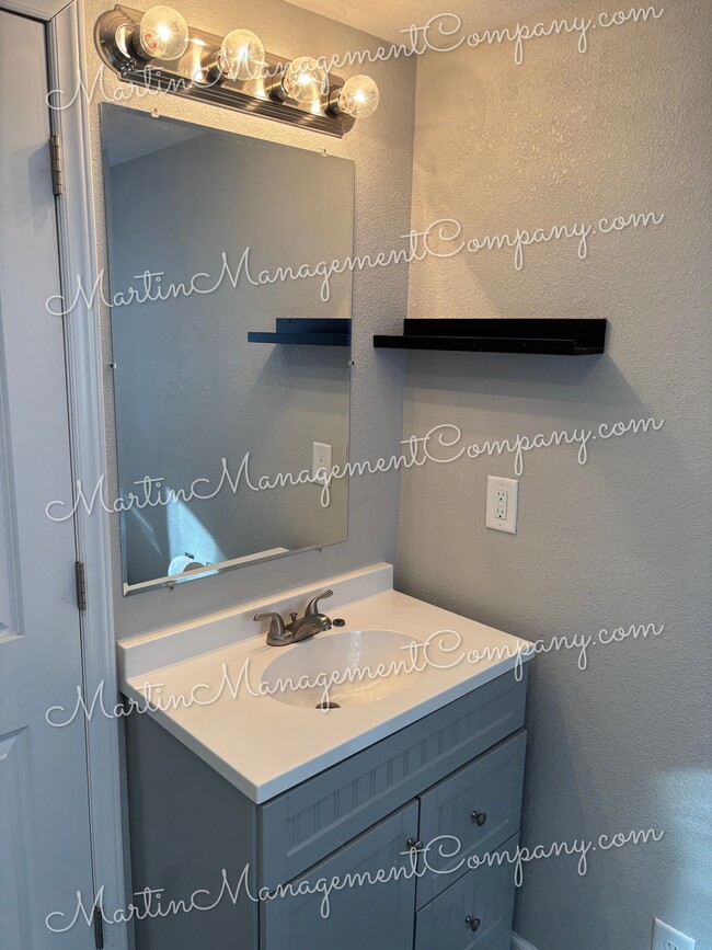 Building Photo - 1528 E 6th St