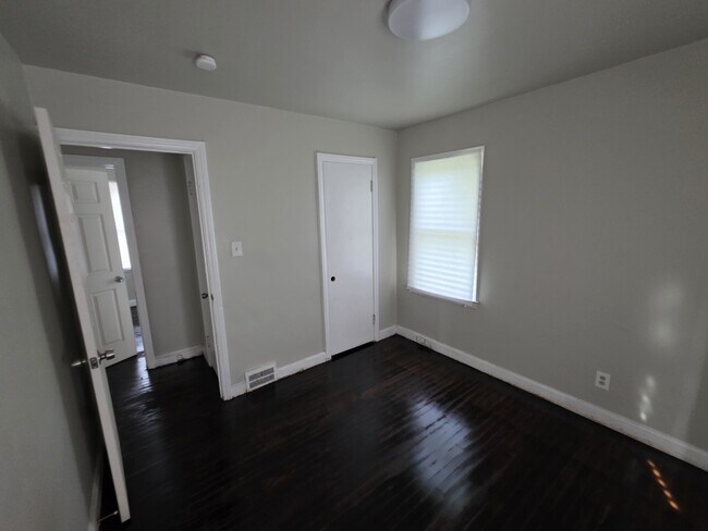 Building Photo - 2302 Tyler St