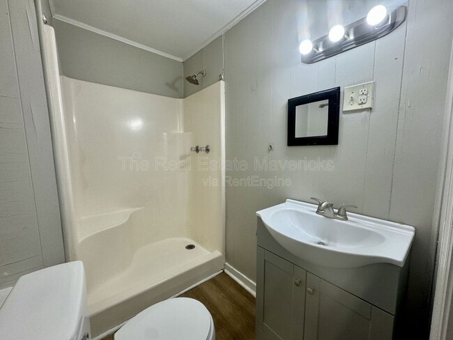 Building Photo - 208 Wilson St