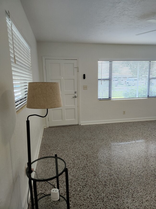 Building Photo - 1005 N Bracewell Dr