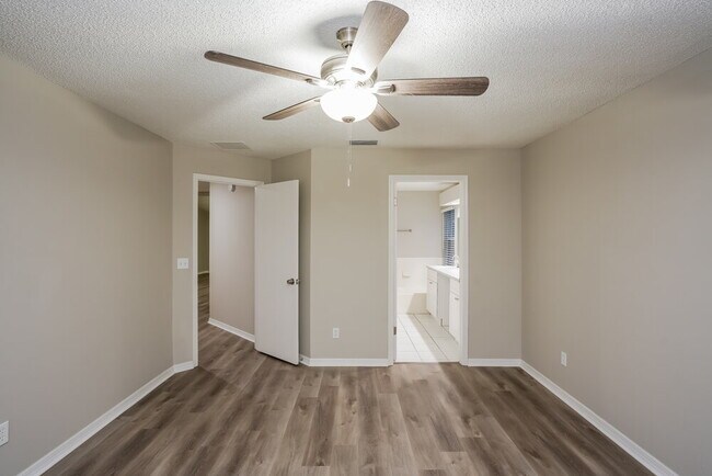 Building Photo - 5208 Oceanside Ct